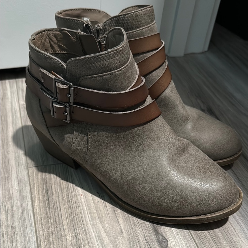 SO Gray and Brown Ankle Boots with Distressed Leather